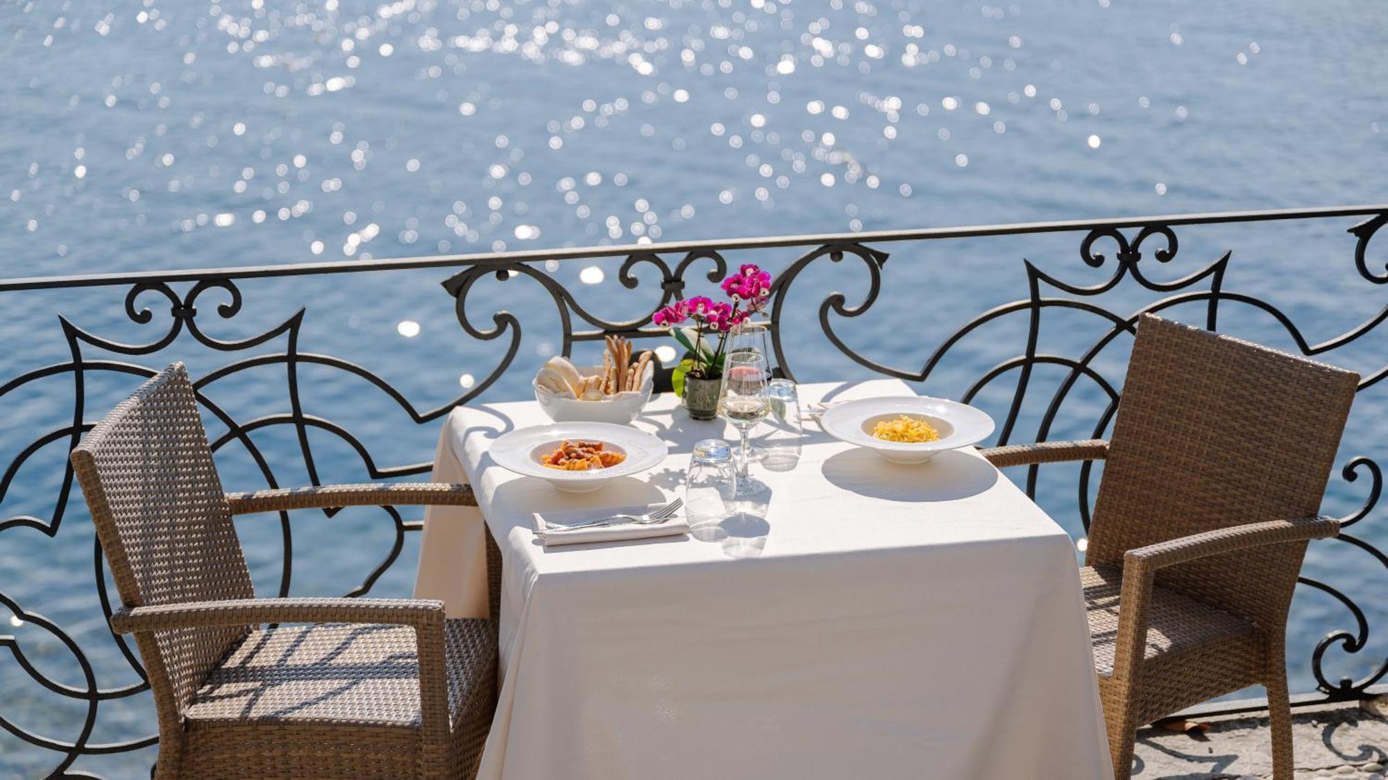 Hotel Royal Victoria, By R Collection Hotels Варена Екстериор снимка